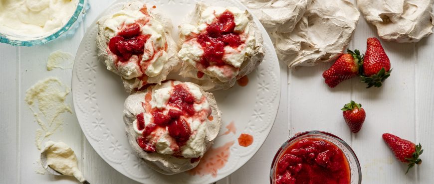 Mini Pav's Strawberry Mini Pavs, with Cream & compote – The Meat Box
